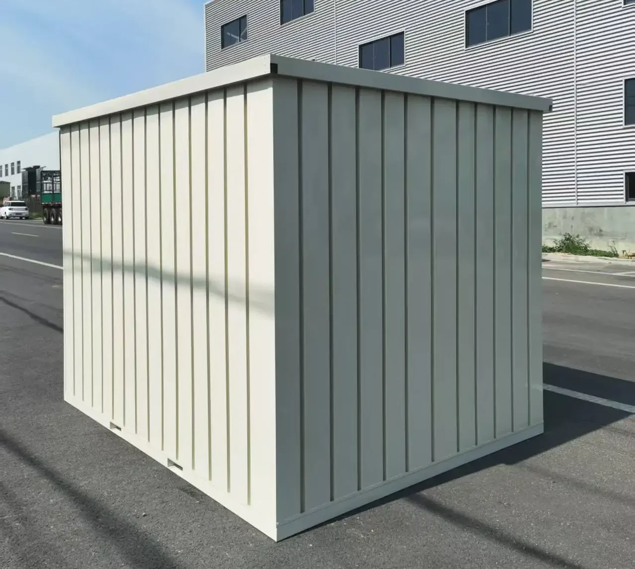 Flat-pack jobsite storage container for secure construction equipment storage